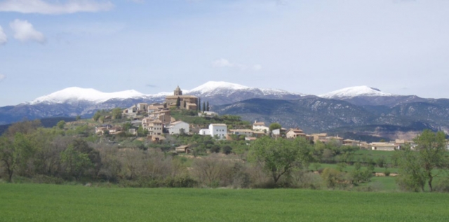 pueblo en la montana en plena naturaleza